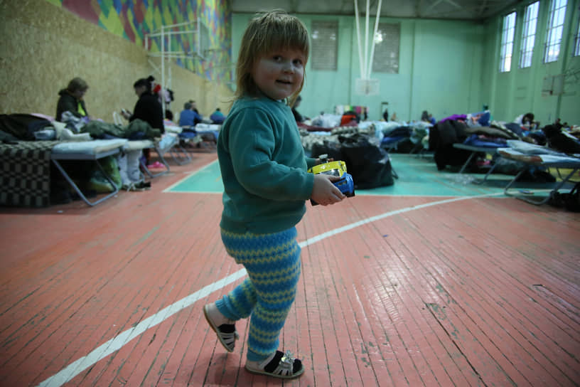 Беженцы из Мариуполя и других районов Украины в пункте временного размещения в Спортивной школе олимпийского резерва №13