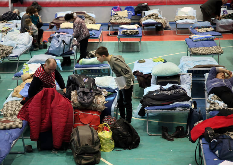 Беженцы из Мариуполя и других районов Украины в пункте временного размещения в Спортивной школе олимпийского резерва №13