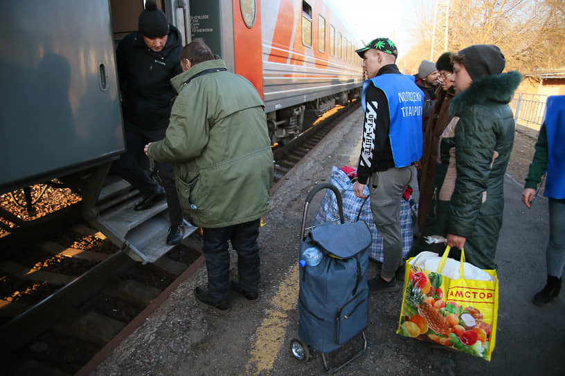 Беженцы из Украины на железнодорожном вокзале Таганрога во время посадки в поезд &quot;Таганрог - Владимир&quot;