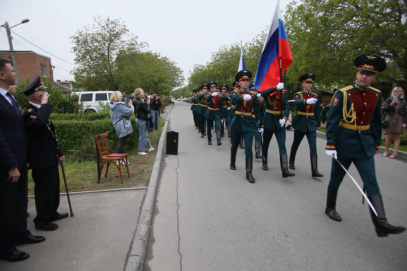 Акция &quot;Парад идет к ветерану&quot; в честь 77-й годовщины Великой Победы, организованная Управлением Росгвардии по Ростовской области