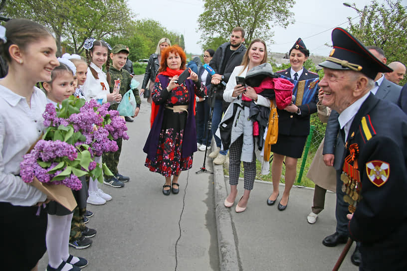 Акция &quot;Парад идет к ветерану&quot; в честь 77-й годовщины Великой Победы, организованная Управлением Росгвардии по Ростовской области