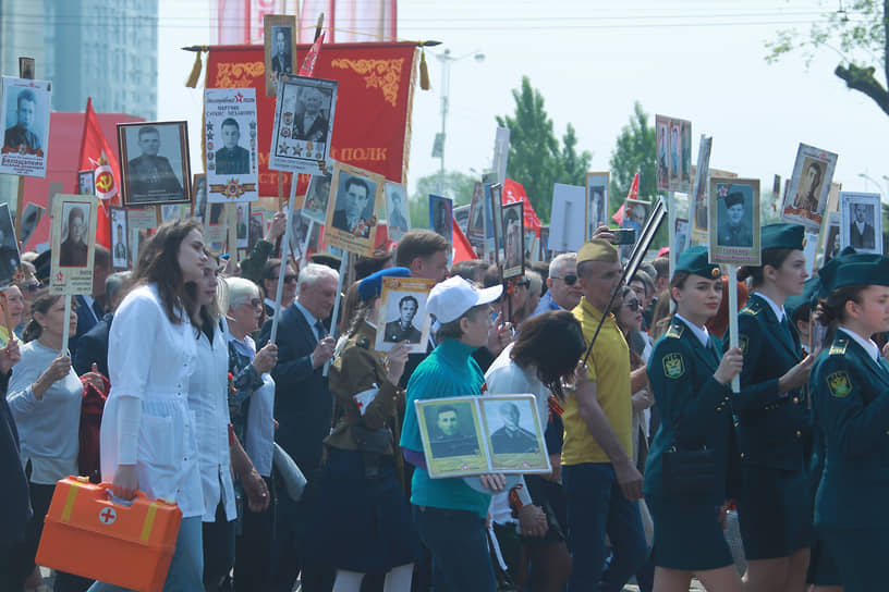 Празднование 77-ой годовщины Победы в Великой Отечественной войне. Участники акции памяти &quot;Бессмертный полк&quot; во время шествия