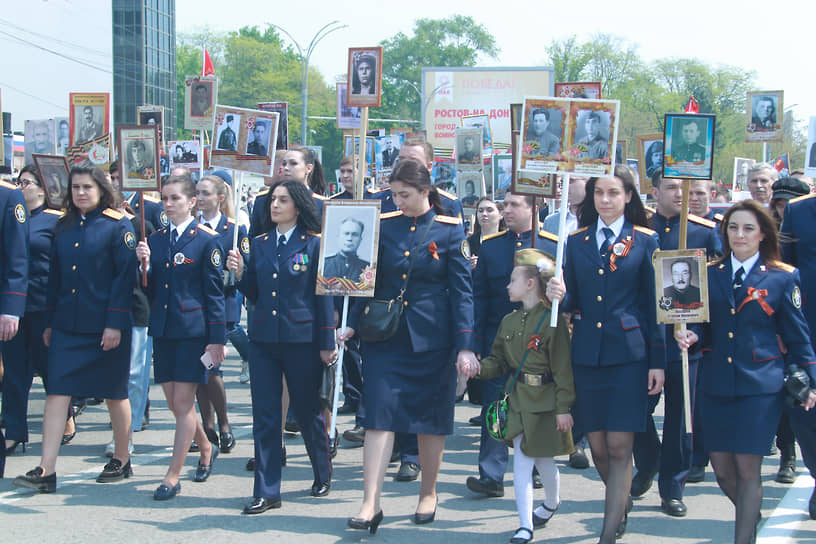 Празднование 77-ой годовщины Победы в Великой Отечественной войне. Участники акции памяти &quot;Бессмертный полк&quot; во время шествия