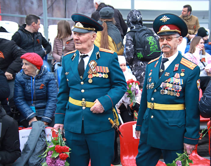 Военный парад войск Ростовского гарнизона, посвященный 78-й годовщине Победы в Великой Отечественной войне, на Театральной площади. Ветераны на гостевой трибуне во время парада