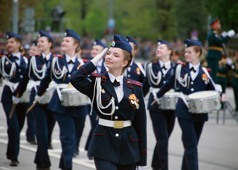 Военный парад войск Ростовского гарнизона, посвященный 78-й годовщине Победы в Великой Отечественной войне, на Театральной площади. Военнослужащие во время парада
