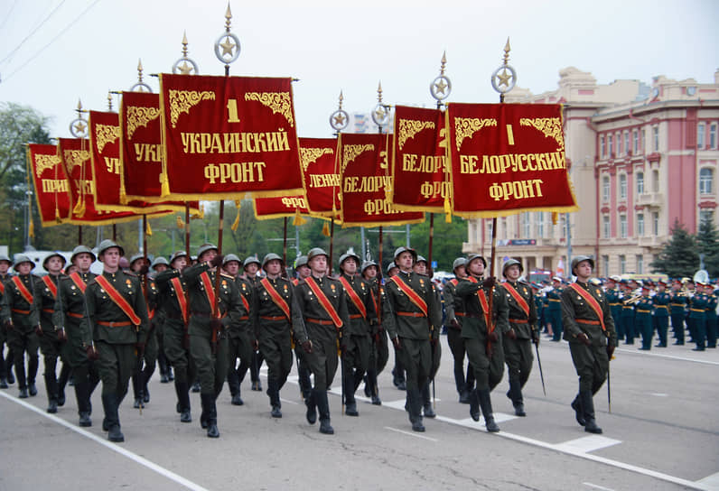 Военный парад войск Ростовского гарнизона, посвященный 78-й годовщине Победы в Великой Отечественной войне, на Театральной площади. Военнослужащие во время парада