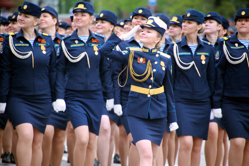 Военный парад войск Ростовского гарнизона, посвященный 78-й годовщине Победы в Великой Отечественной войне, на Театральной площади. Женщины-военнослужащие во время парада