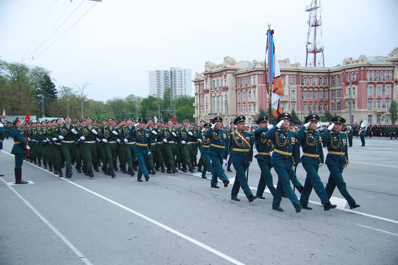Военный парад войск Ростовского гарнизона, посвященный 78-й годовщине Победы в Великой Отечественной войне, на Театральной площади