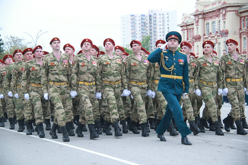 Военный парад войск Ростовского гарнизона, посвященный 78-й годовщине Победы в Великой Отечественной войне, на Театральной площади