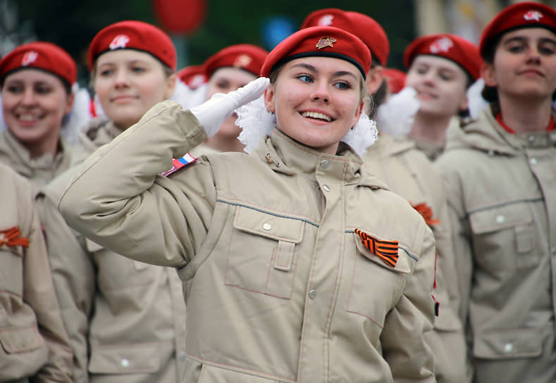Военный парад войск Ростовского гарнизона, посвященный 78-й годовщине Победы в Великой Отечественной войне, на Театральной площади. Юнармейцы перед началом парада