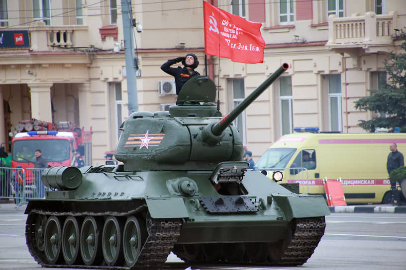 Военный парад войск Ростовского гарнизона, посвященный 78-й годовщине Победы в Великой Отечественной войне, на Театральной площади. Танк Т-34 во время парада