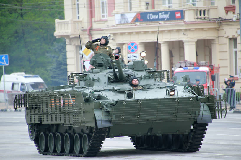Военный парад войск Ростовского гарнизона, посвященный 78-й годовщине Победы в Великой Отечественной войне, на Театральной площади. Военная техника во время парада