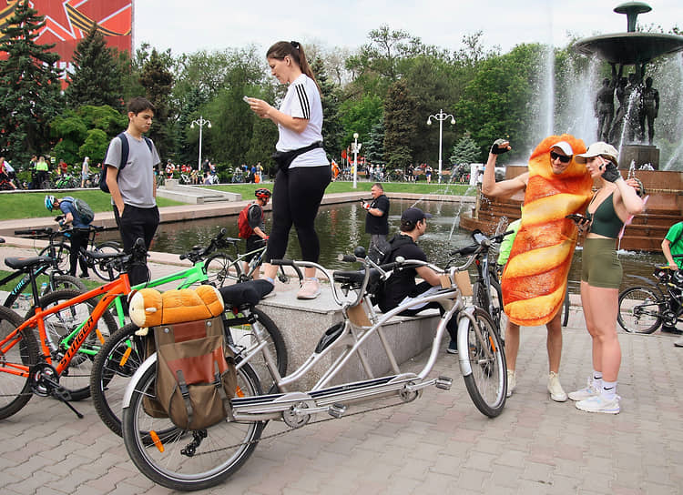 &quot;Ростовский велопарад-2023&quot;. Жанровая фотография. Участники перед стартом на Театральной площади