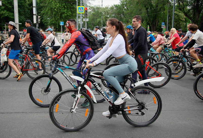 &quot;Ростовский велопарад-2023&quot;. Жанровая фотография. Участники во время старта на Театральной площади