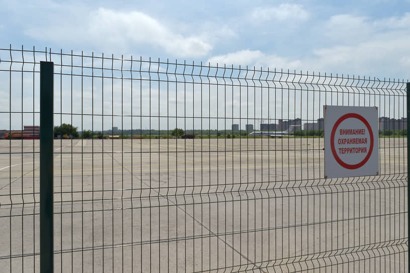 Летное поле отделено от территории бывшего аэровокзала высокой сетчатой оградой, проход на него запрещен