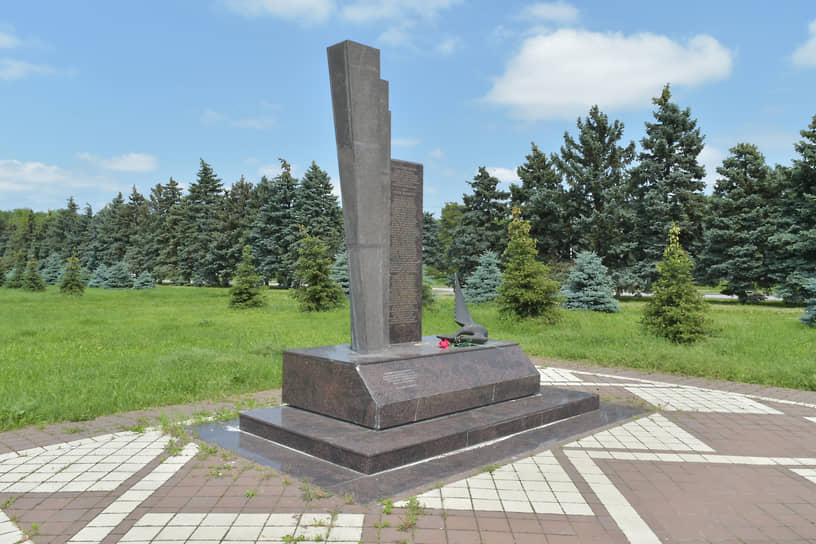 Напротив здания аэровокзала установлен обелиск в память об экипаже и пассажирах разбившегося 19 марта 2016 года при посадке авиалайнера рейса FZ981 Дубай - Ростов-на-Дону