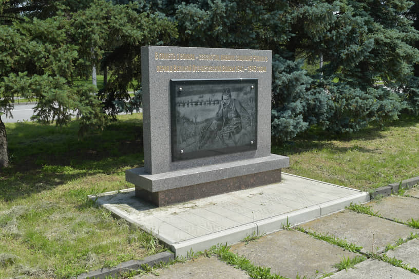 На аллее, ведущей от аэровокзала к пр. Шолохова находится памятник, посвященный воинам-связистам, погибшим в годы Великой Отечественной войны