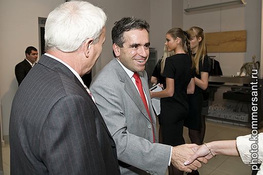 Генеральный директор CHANEL в России Паскаль Йяфиль с гостями вечера на выставке ювелирных украшений CHANEL 