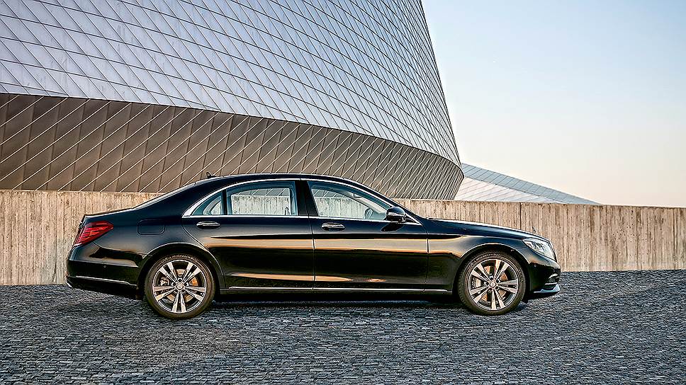 Багажник немного уменьшила батарея, но 395 литров Daimler называет рекордом для этого класса… плагин-гибридов.