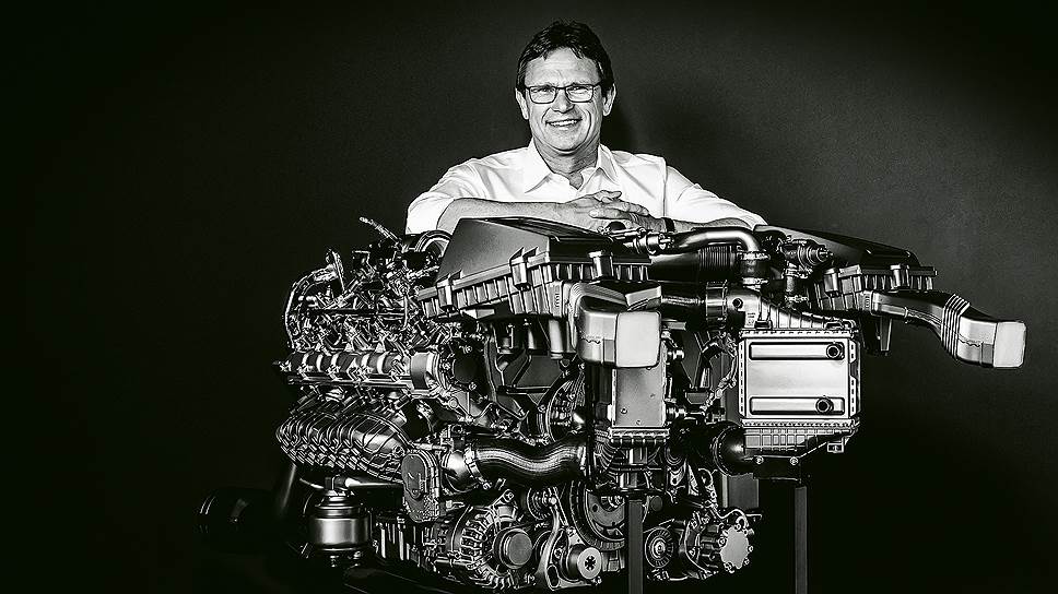 Кристиан Эндерле, руководитель отдела разработки двигателей и трансмиссии «На примере нового четырехлитрового битурбированного двигателя AMG V8 мы представляем завораживающий и мощный спортивный агрегат, который благодаря массе усовершенствований совершил очередной скачок в плане повышения экономичности». 