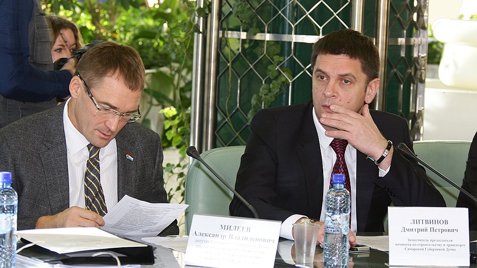 Александр Милеев (слева) и Дмитрий Литвинов не согласны с тем, что деньги налогоплательщиков  уходят на зарплату  курящих во время работы чиновников