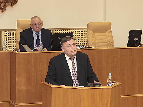 В своем выступлении перед депутатами начальник УМВД по Ульяновской области Юрий Варченко острых тем старался избегать