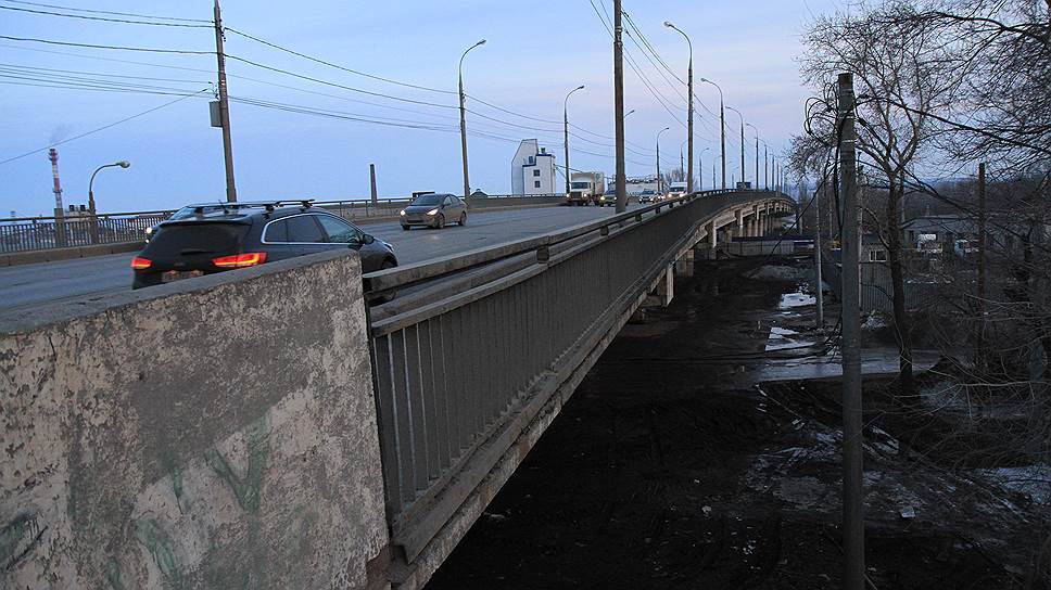 Из-за ремонта Южного моста жителям Куйбышевского района, чтобы попасть в город, придется пешком добираться от завода «Мягкая кровля» до улицы Промышленности