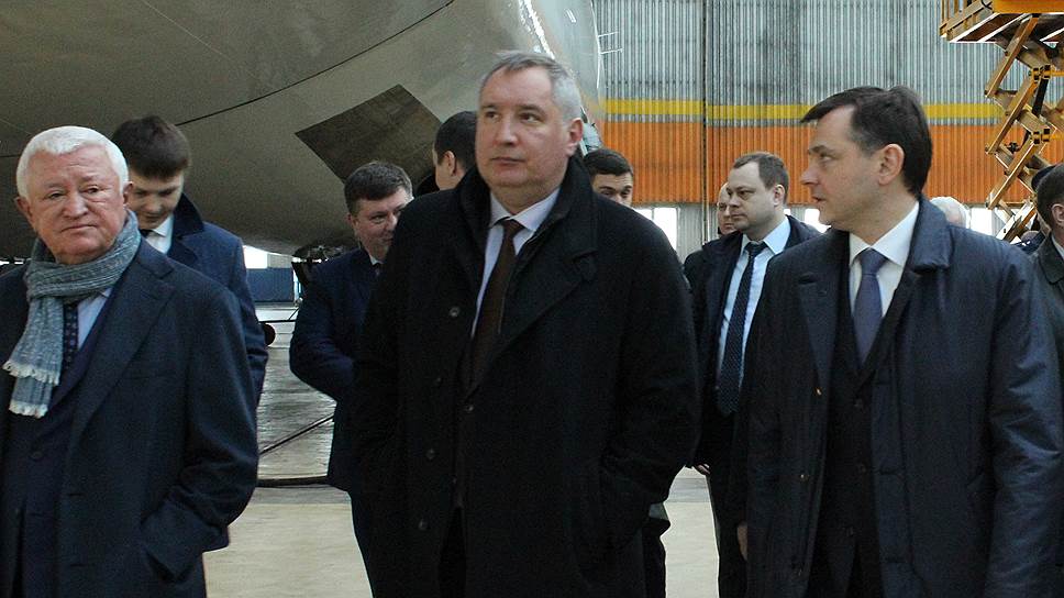 Дмитрий Рогозин (в центре) отметил, что транспортная авиация — один из приоритетов готовящейся программы вооружений, и в стабильной серии ульяновских самолетов нуждаются Вооруженные Силы и гражданская авиация