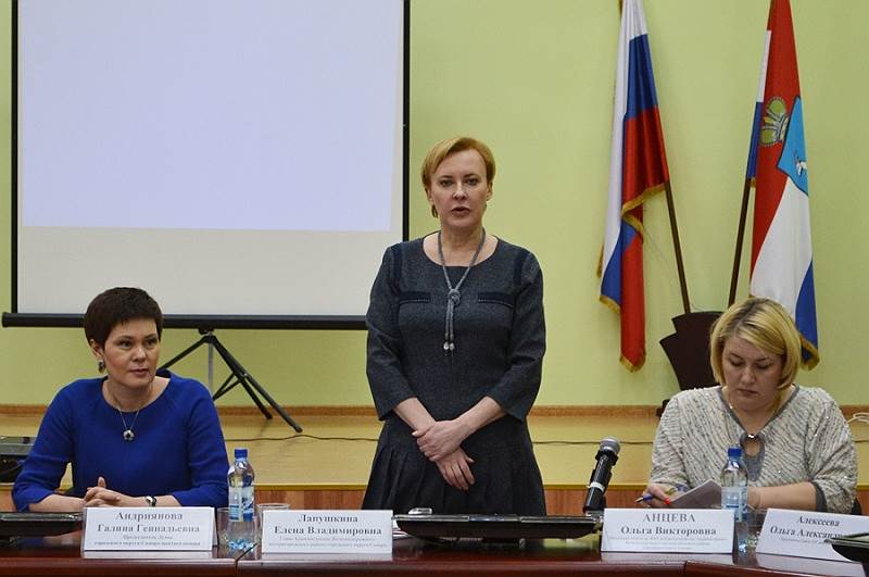 В администрации Железнодорожного района Елена Лапушкина (в центре) работает около 15 лет