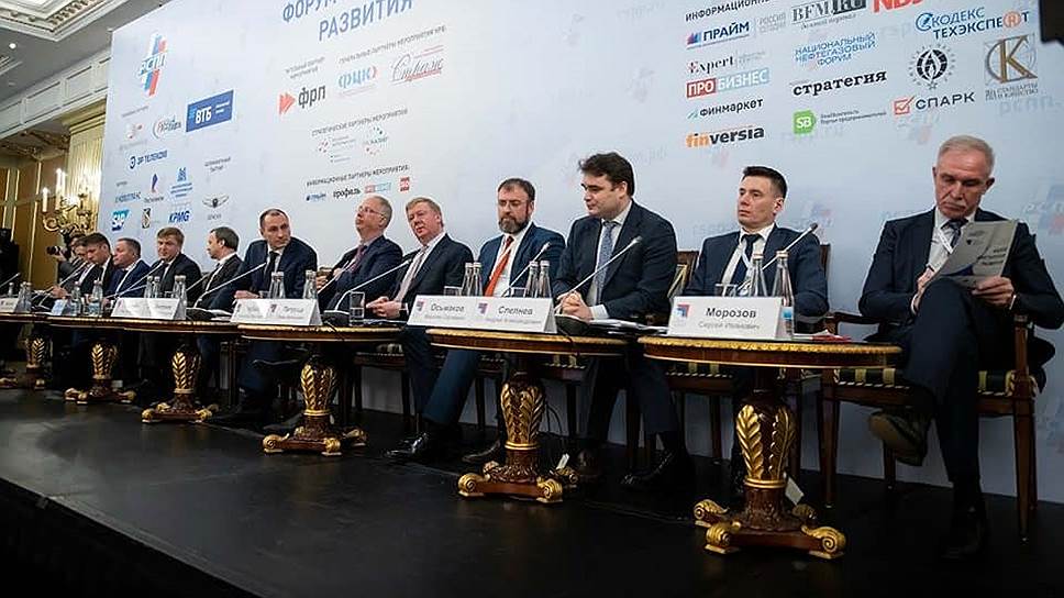 Губернатор Сергей Морозов (крайний справа) считает, что обязательное членство предпринимателей в профессиональном объединении поможет им избежать ошибок и уйти от излишнего надзора