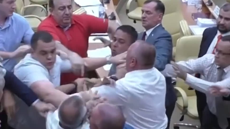 Депутаты ульяновского заксобрания подрались впервые в новейшей истории местного парламентаризма