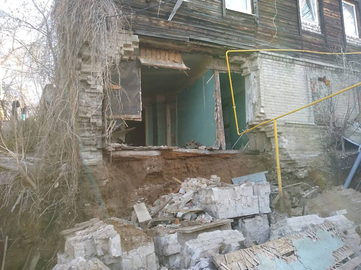 Надзорные органы начали проверку обрушения стены дореволюционного многоквартирного дома в Самаре