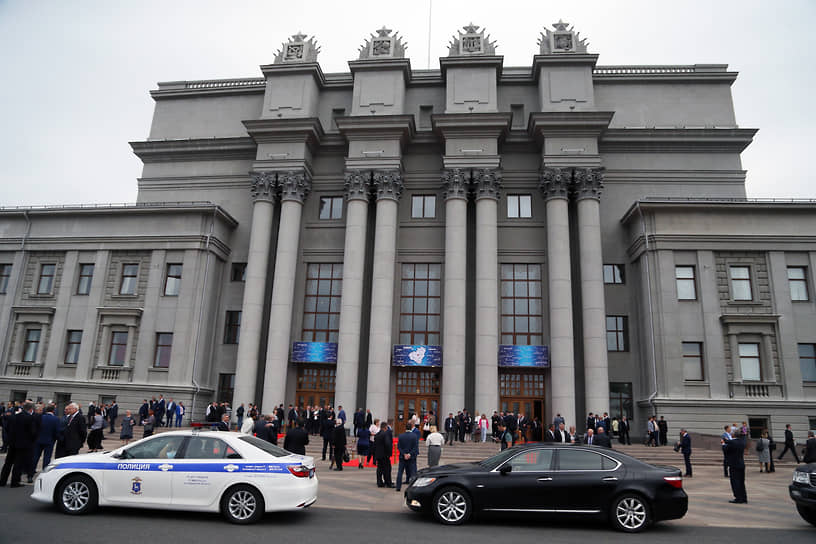 Аудиторы обнаружили, что руководство оперного театра заключало договоры на оказание услуг с сотрудниками, которые дублировали штатных, в результате чего «неэффективно» потрачено почти 3 млн рублей