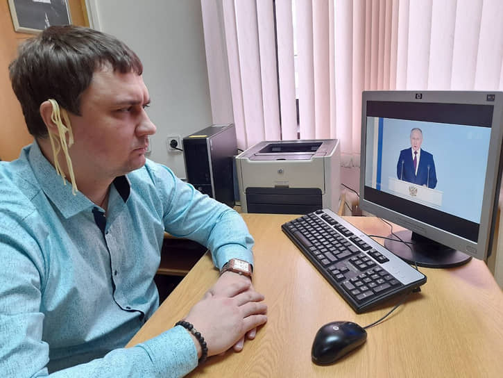 Михаила Абдалкина также вызвали в полицию из-за публикации видео, где он слушает послание президента России с лапшой на ушах