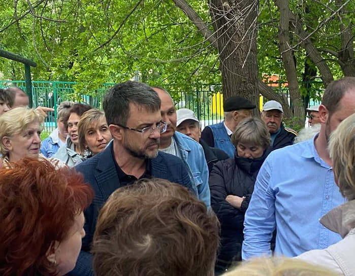Сергей Моргачев (в центре) фактически на себе протестировал возможность сбора подписей через «Госуслуги»