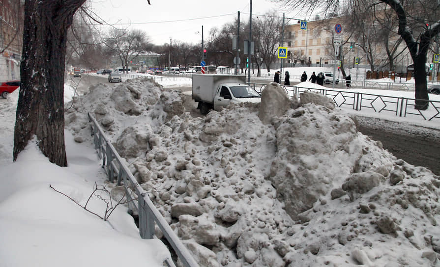 Из-за неубранного снега в Самарской области начались перебои с поставками продуктов, а некоторые населенные пункты оказались отрезаны от цивилизации