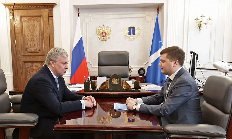 Алексей Русских (слева) поручил приступить к разработке новой стратегии развития региона взамен прежней, не соответствующей реалиям