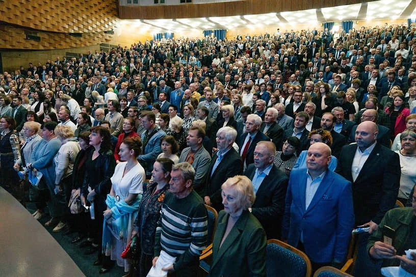 В администрации губернатора заявляют, что торжественную презентацию отчета было решено сделать, чтобы Алексея Русских могли «воочию увидеть и услышать» максимальное количество людей