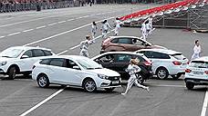 На первомайской демонстрации в Самаре устроили шоу «Танцующие автомобили»