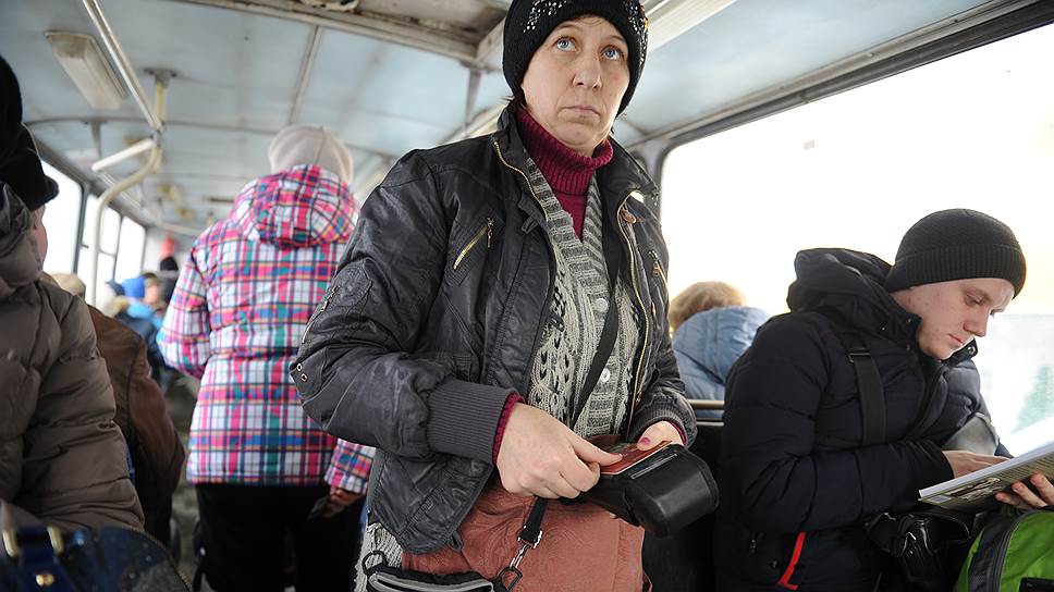 Проезд в транспорте самары. Уступать место в общественном транспорте. Конфликт в общественном транспорте. Военные в общественном транспорте. Проезд в транспорте самары.