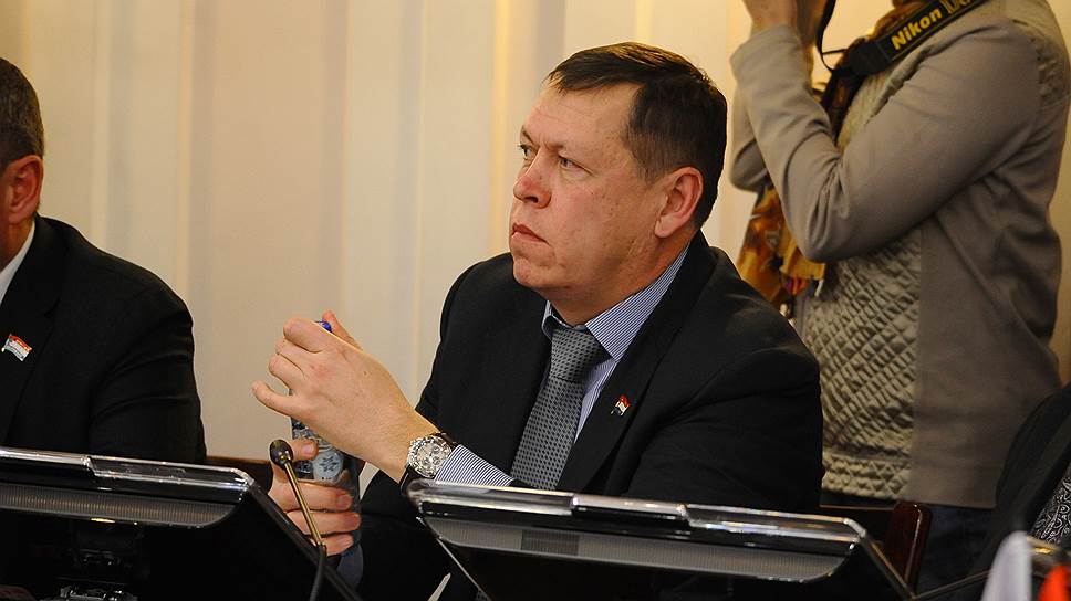 Единственный в думе депутат-оппозиционер Максим Федоров в этот раз поддержал своих коллег из «Единой России» и тоже проголосовал «за» Александра Фетисова.