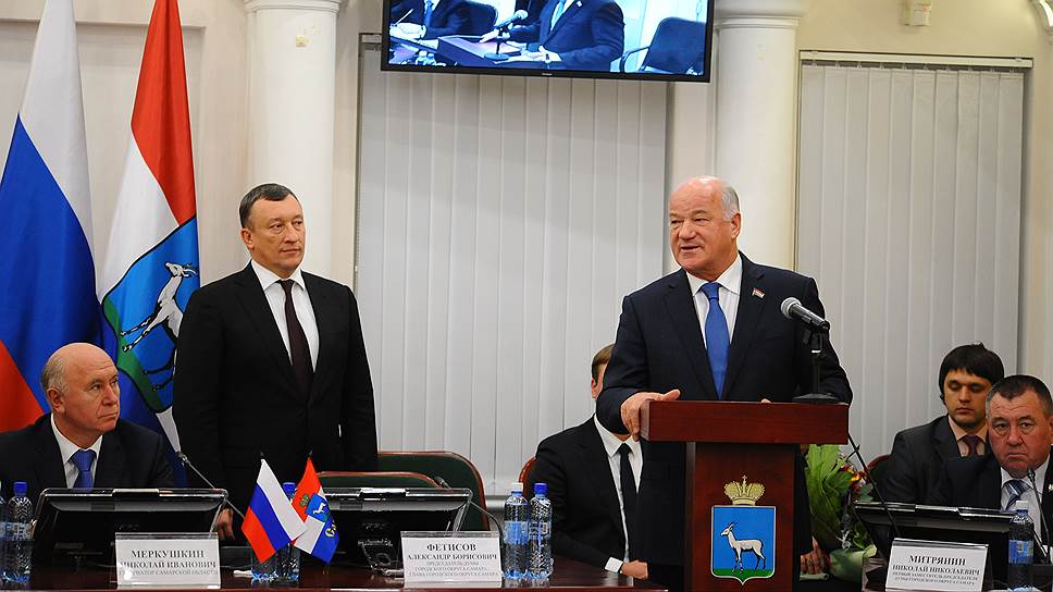 Председатель Самарской губернской думы Виктор Сазонов также поздравил коллегу с новой должностью, отметив, что решение избирать мэра из числа депутатов позволит укрепить «вертикаль власти».