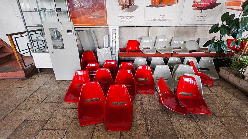 Известные всем пассажирам трамвайные красные и серые сидения тоже производят в депо – их делают из стекловолокна.