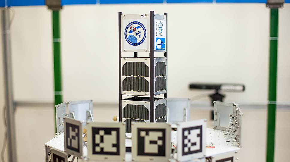 Наноспутник «SamSat-218» является частью комплекса научной аппаратуры &quot;Контакт&quot;. Вторая часть «Контакта» будет размещена на борту малого космического аппарата «Аист-2». Одной их целей комплекса «Контакт» является отработка технологии управления, процессами, происходящими на борту, с мобильного устройства, минуя центры управления полётом, подключенного к системе мобильной спутниковой связи GlobalStar.