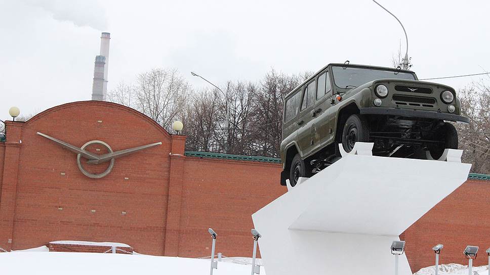 Знаменитый УАЗ-469 теперь стоит в виде памятника у главной проходной автозавода.
