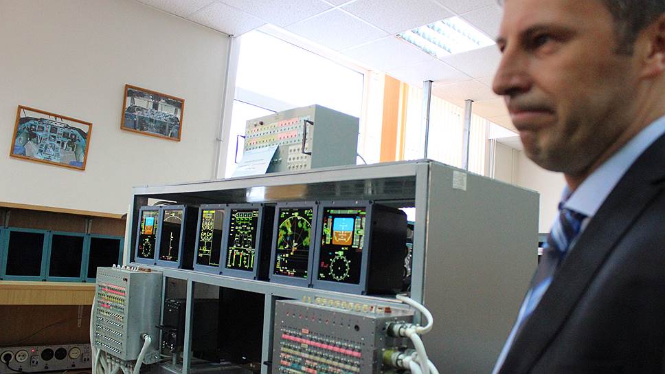 Бортовые информационные системы, поставляемые на самолеты Ту-204 и Ту-204 СМ, продолжают испытываться на реакцию в различных ситуациях в специальных лабораториях УКБП.