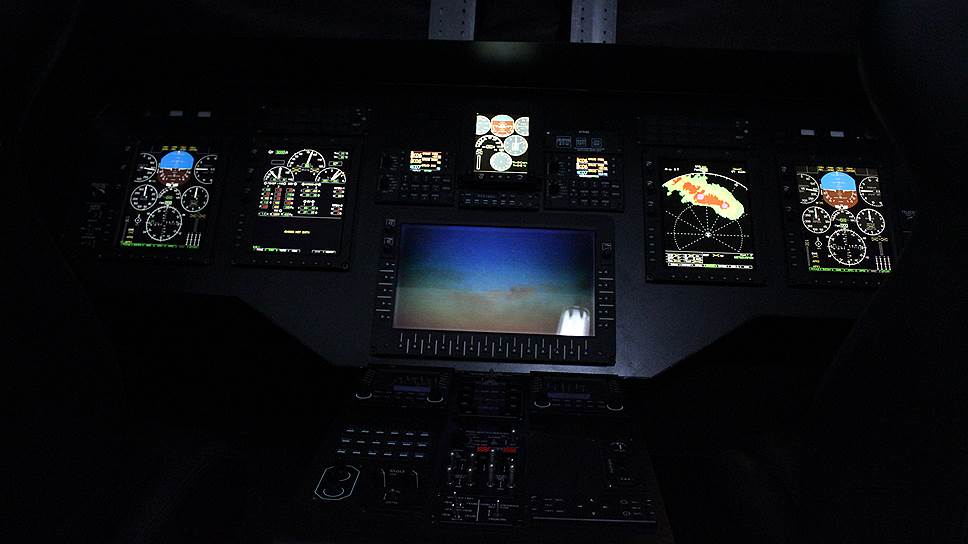 Полный макет-тренажер комплекса бортового оборудования новейшего вертолета Ми-171А2 в УКБП. Здесь идут испытания - путем введения имитационных сигналов различных отклонений и отказов, проверяется, как ведет себя при этом аппаратура, и насколько способна решать поставленные задачи.