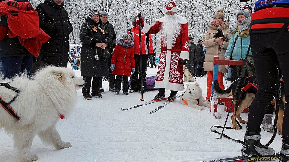 Участников и зрителей соревнований приветствовал Дед Мороз.
