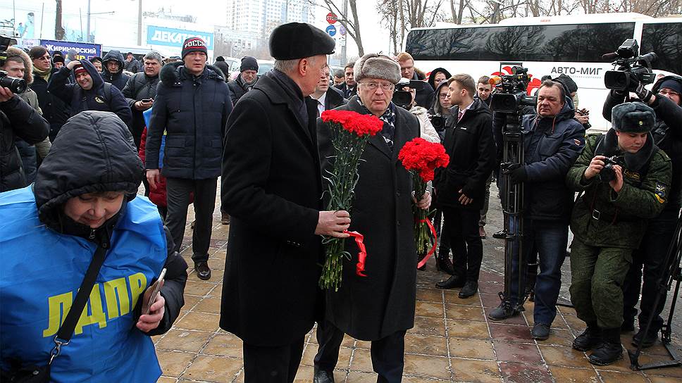 Владимир Жириновский возложил цветы к бюсту академика Королева