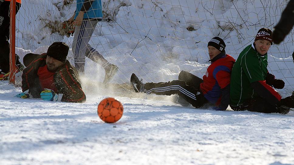 Традиционно при игре на снегу используется оранжевый мяч